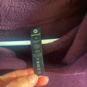 90 Degree purple sweatshirt. Side slits. Some stretch. Dog/kitty friendly home.